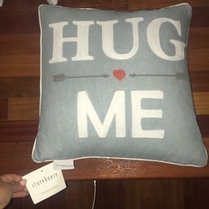 Hug me arrow pillow